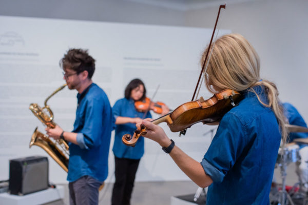 Nigel Dean (violin), Kunsthalle for Music, Museum of Contemporary Art Santa Barbara, 2019, Courtesy MCASB, Photo: Alex Blair.