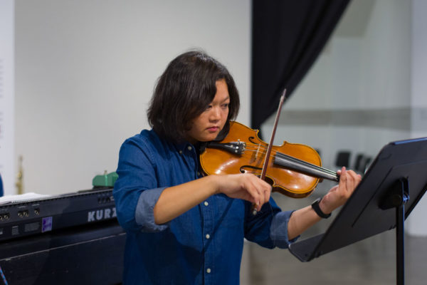 Pauline Lay (violin & electric bass), Kunsthalle for Music, Museum of Contemporary Art Santa Barbara, 2019, Courtesy MCASB, Photo: Alex Blair.