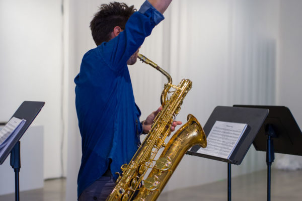 Garrett Wingfield (saxophones), Kunsthalle for Music, Museum of Contemporary Art Santa Barbara, 2019, Courtesy MCASB, Photo: Alex Blair.