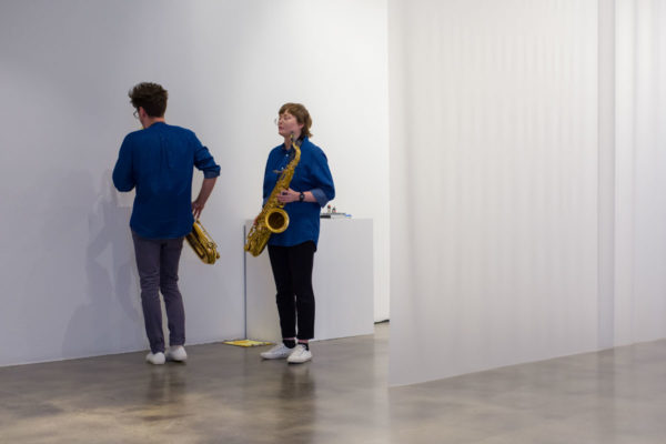 Marta Tiesenga (saxophones) & Garrett Wingfield (saxophones), Kunsthalle for Music, Museum of Contemporary Art Santa Barbara, 2019, Courtesy MCASB, Photo: Alex Blair.